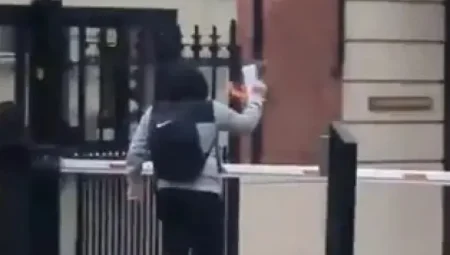 Londra’da Kur’an-ı Kerim’e Saldıran Eylemci, Olayı Görüp Gelen Vatandaş Tarafından Dövüldü