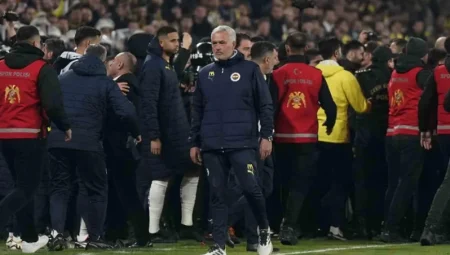 Jose Mourinho’ya Okan Buruk’a Yönelik Hareketi Nedeniyle 3 Maç Men Cezası Verildi
