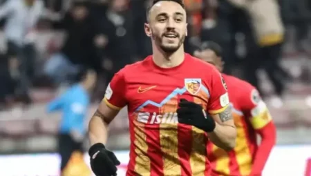 Galatasaray sağ bek arayışında rotayı değiştirdi: Gökhan Sazdağı sürprizi gündemde