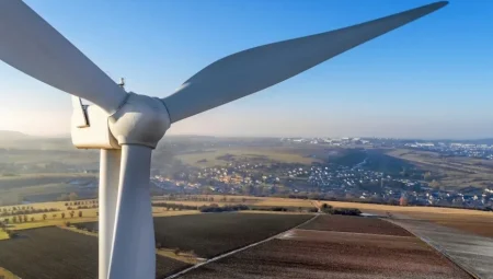 Rüzgar türbinlerinin atık kanatları üç kat güçlü plastiğe dönüştürüldü
